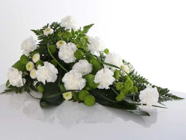 Kukka ja Sidonta Villi-Ruusu - Hautajaiskukat - SURULAITE NEILIKOISTA, VALK  - VIHR
